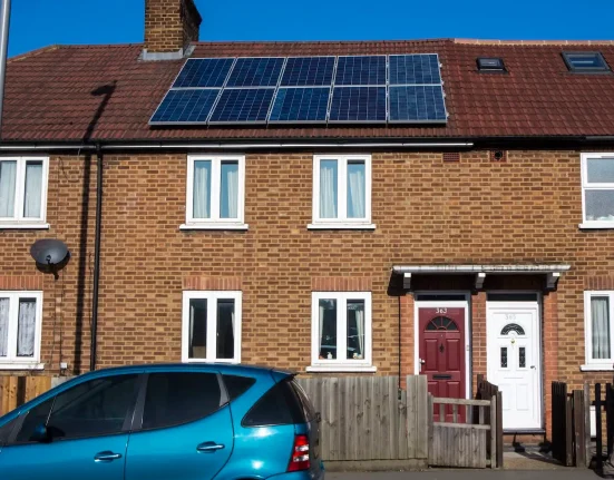 Une communauté transforme 130 rues en centrale solaire face à la crise énergétique nationale.