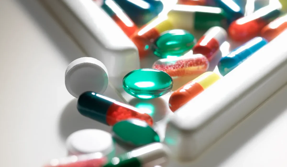 Une étude remet en question la nécessité d'un traitement antibiotique complet et met en garde contre ses risques.