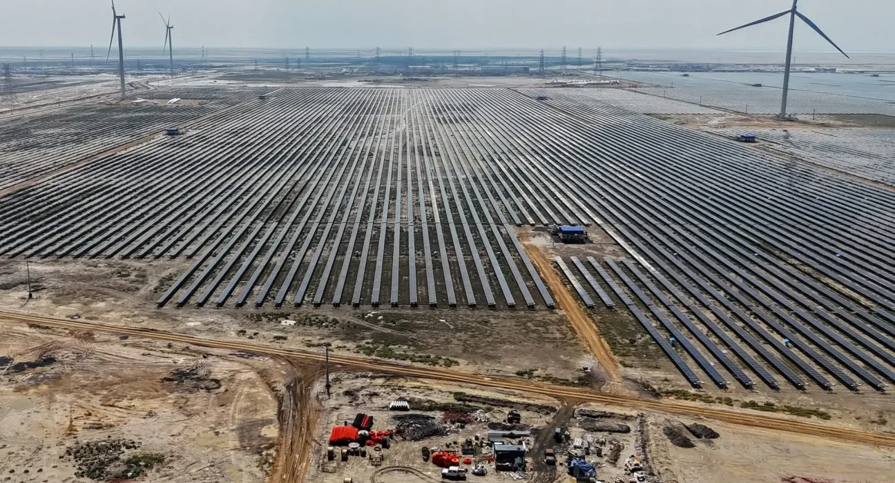 Une mer de 60 millions de panneaux solaires envahit le vaste désert de sel de l'Inde.