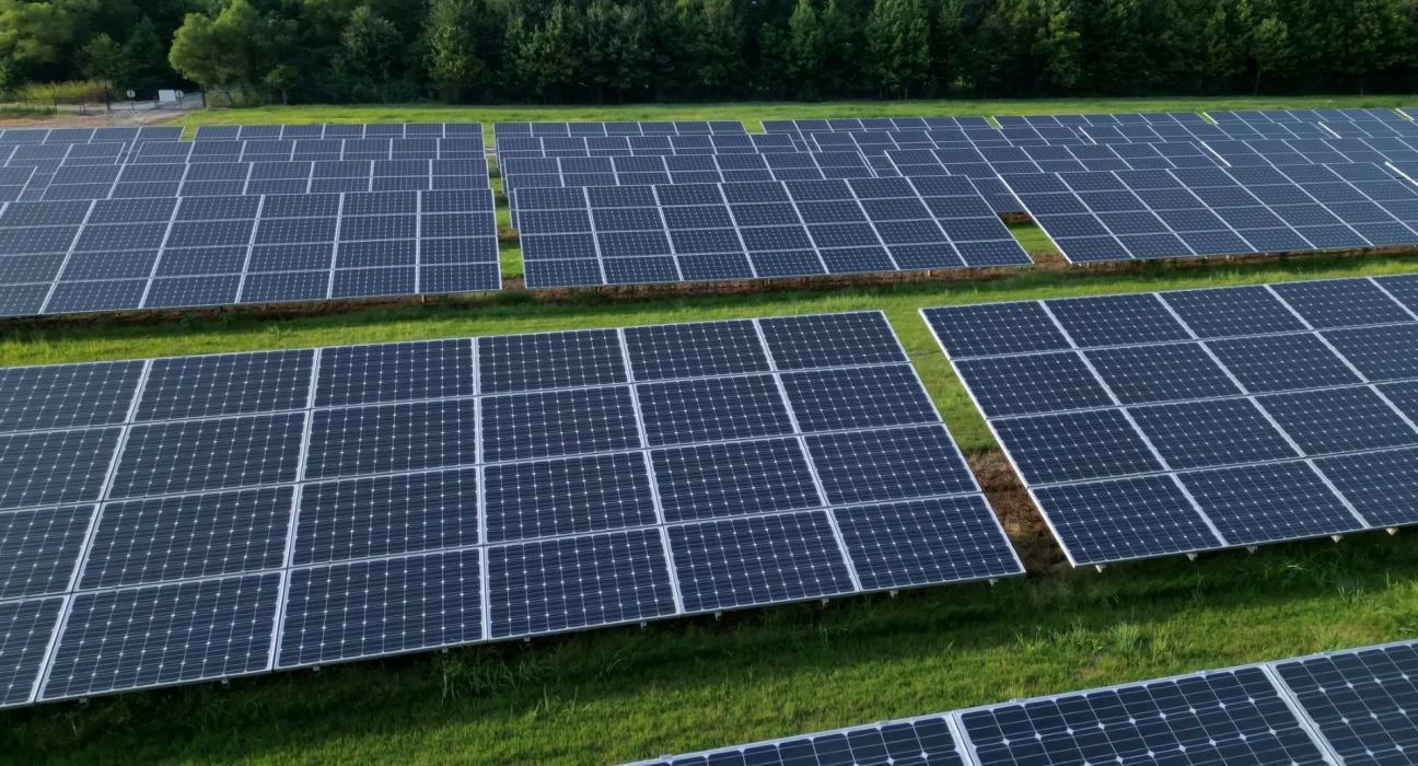 Une nouvelle étude révèle que la plupart des grandes fermes solaires américaines avancent avec peu d'opposition.