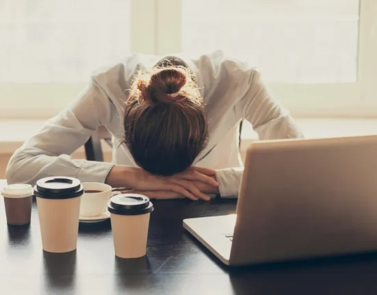 Vers un Test de Laboratoire pour le Syndrome de Fatigue Chronique : Une Proximité Réelle ?