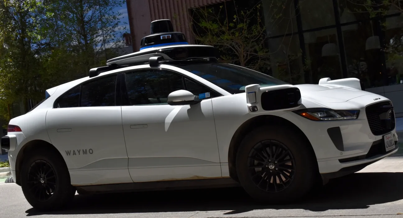 Waymo : un robotaxi exige une preuve de majorité à une passagère dans un TikTok viral
