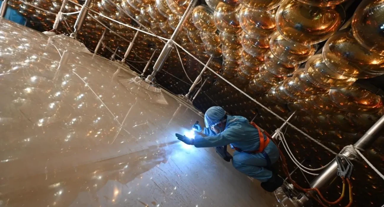 À 700 mètres sous terre, un gigantesque détecteur chinois capture des particules fantômes en pleine métamorphose.