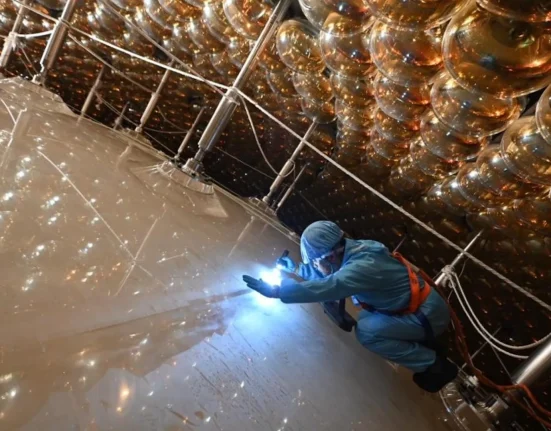 À 700 mètres sous terre, un gigantesque détecteur chinois capture des particules fantômes en pleine métamorphose.