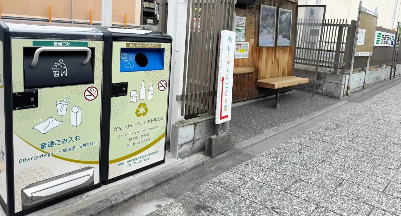 À Kyoto, des poubelles solaires innovantes gèrent les déchets et alertent les équipes avant débordement.
