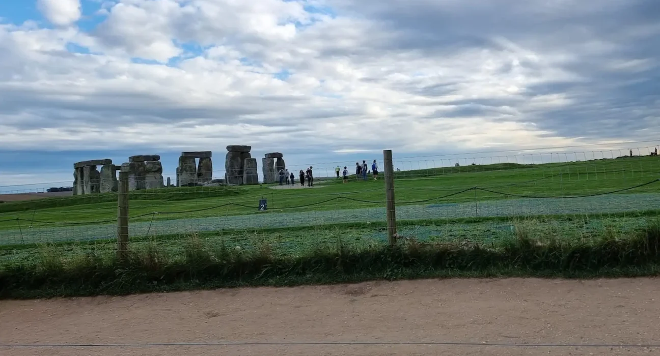 À quelques kilomètres de Stonehenge, des archéologues découvrent un bâti en bois antérieur de 500 ans.
