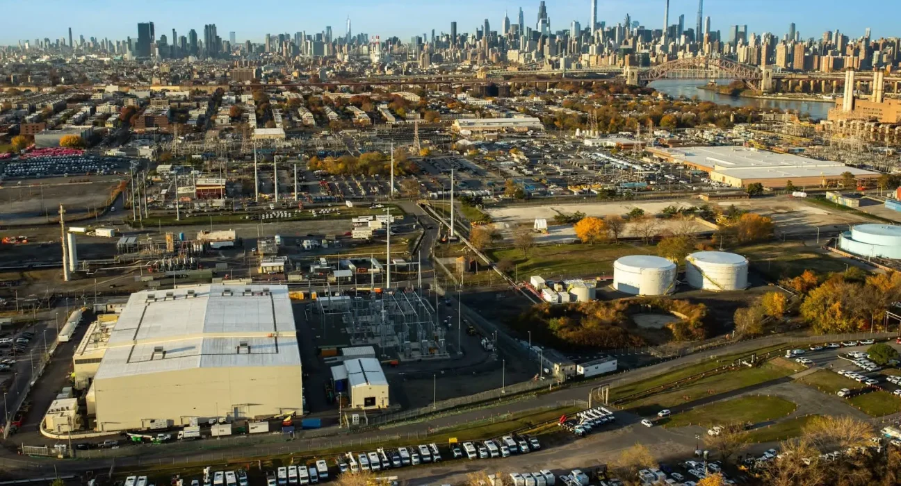 Après dix ans de retards, l'hydroélectricité canadienne illumine enfin New York.