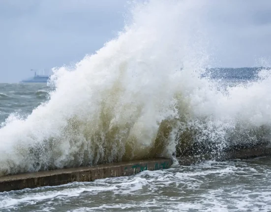 Arthur se forme au large du Texas : une menace d'inondations mortelles sur la côte du Golfe.