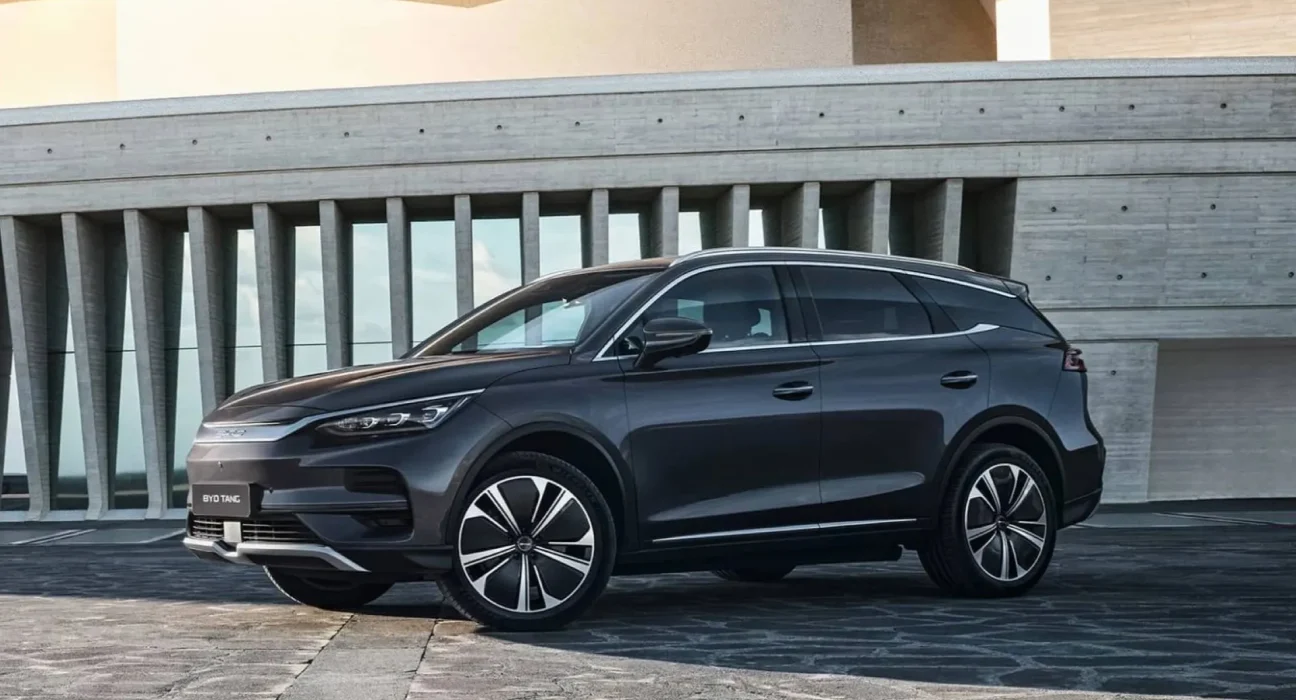 BYD dévoile le SUV 'Great Tang' après 150 000 précommandes : autonomie de près de 600 miles et recharge en 5 minutes.