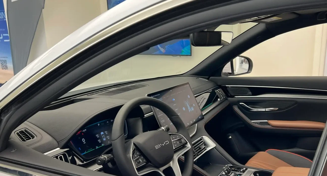 BYD s'engage là où Tesla hésite : prise en charge totale des dommages en cas d'accident lié à la conduite autonome.