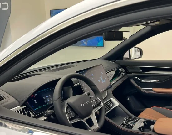 BYD s'engage là où Tesla hésite : prise en charge totale des dommages en cas d'accident lié à la conduite autonome.