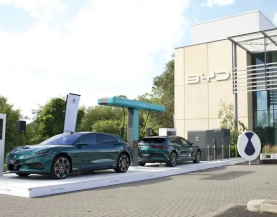 BYD vise une charge de véhicule électrique en 5 minutes au Canada grâce à des tarifs réduits pour les voitures chinoises