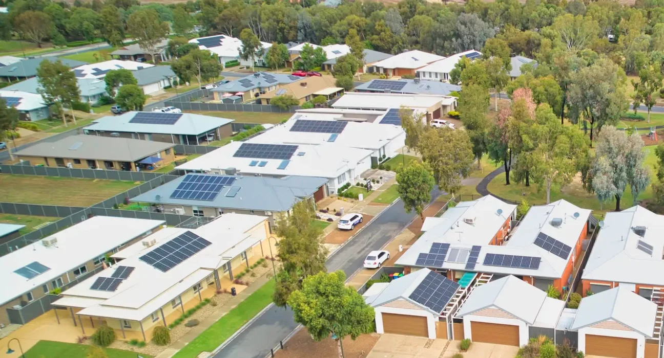 Boom des batteries en Australie : une maison sur 25 désormais équipée, tandis que la production d'énergie au gaz s'effondre.