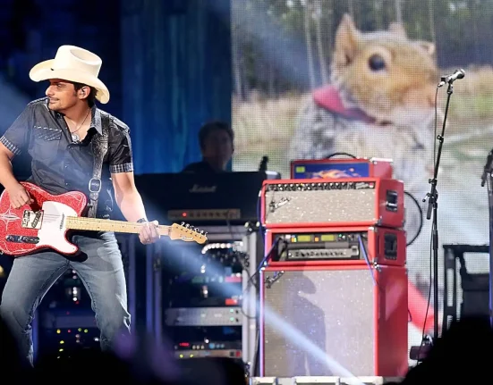 Brad Paisley soutient le Nashville Zoo dans sa lutte contre la construction d'un centre de données voisin, mobilisant 400,000 partisans.
