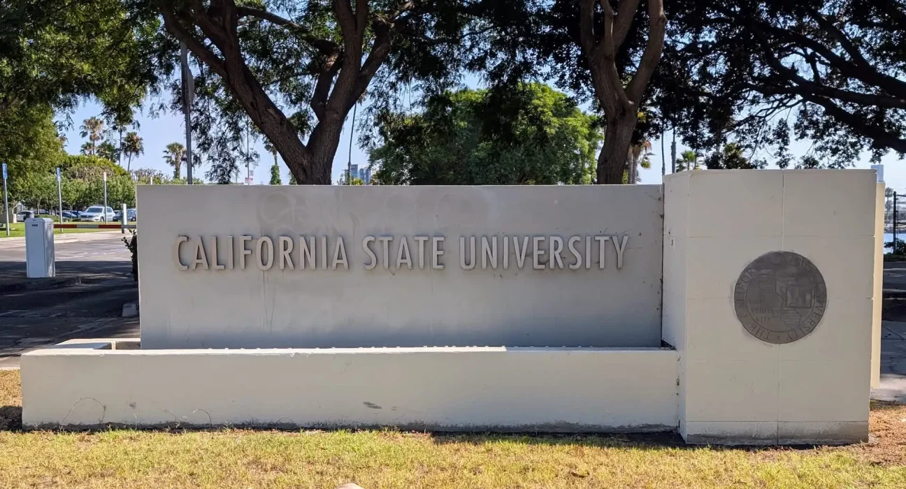 California State University prolonge un contrat de 13 millions de dollars avec ChatGPT malgré le scepticisme des étudiants et du corps enseignant sur l'impact de l'IA en éducation.