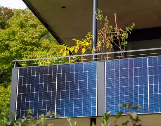 Californie : Vers la Légalisation des Panneaux Solaires Plug-and-Play Sans Autorisation