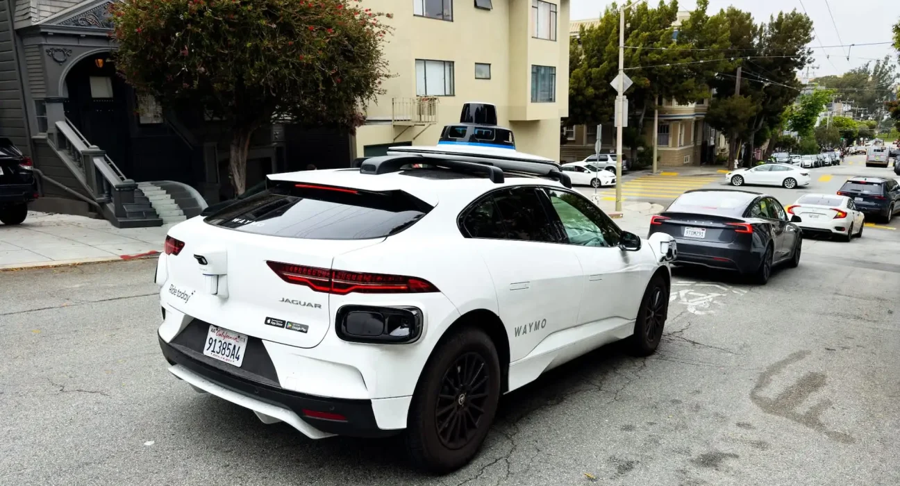 Chaos dans le garage des condos de luxe : les résidents menacent de révolte face à Waymo