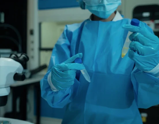 Chaque Jour Est Crucial : Des Chercheurs Intensifient les Efforts de Vaccination Face à l'Épidémie d'Ebola