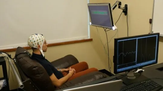 Connexion directe cerveau à cerveau : transmission de signaux via Internet.