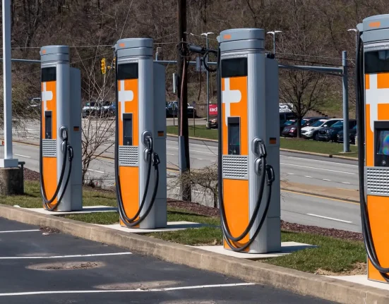 Croissance constante du réseau de recharge rapide pour véhicules électriques en Amérique
