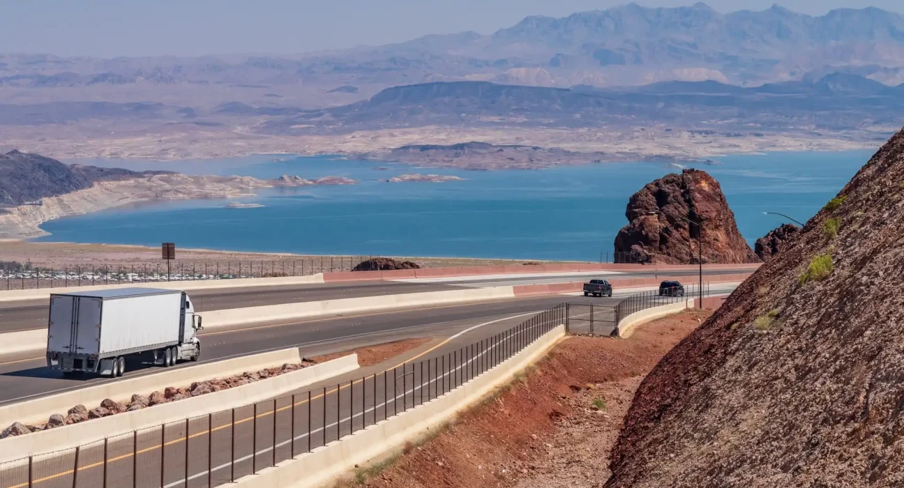 De la construction du barrage Hoover à la lutte contre un centre de données AI : l'évolution d'une ville du Nevada
