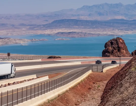 De la construction du barrage Hoover à la lutte contre un centre de données AI : l'évolution d'une ville du Nevada