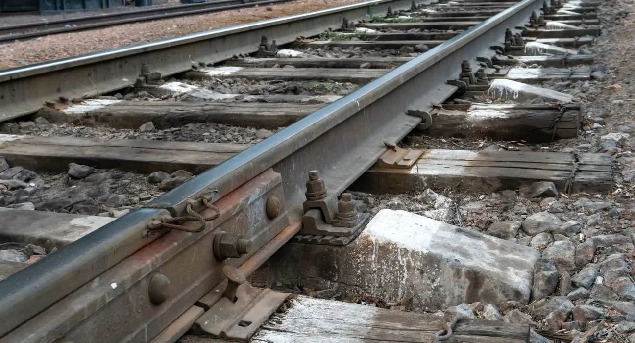 Découverte d'une Source Cachée de Pollution Plastique le Long des Corridors Ferroviaires des Grands Lacs