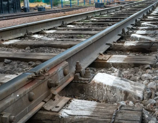 Découverte d'une Source Cachée de Pollution Plastique le Long des Corridors Ferroviaires des Grands Lacs