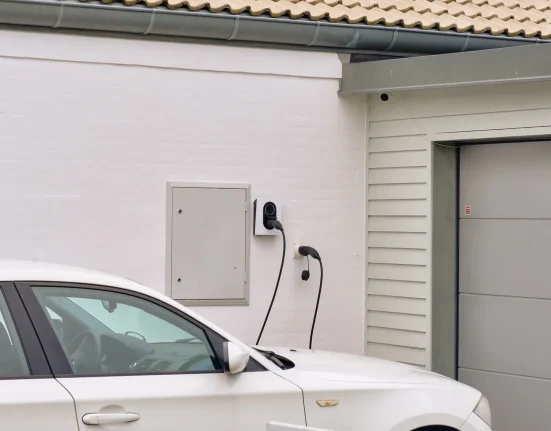 Des Voisins Suédois Réduisent Leur Facture Électrique grâce aux Véhicules Électriques