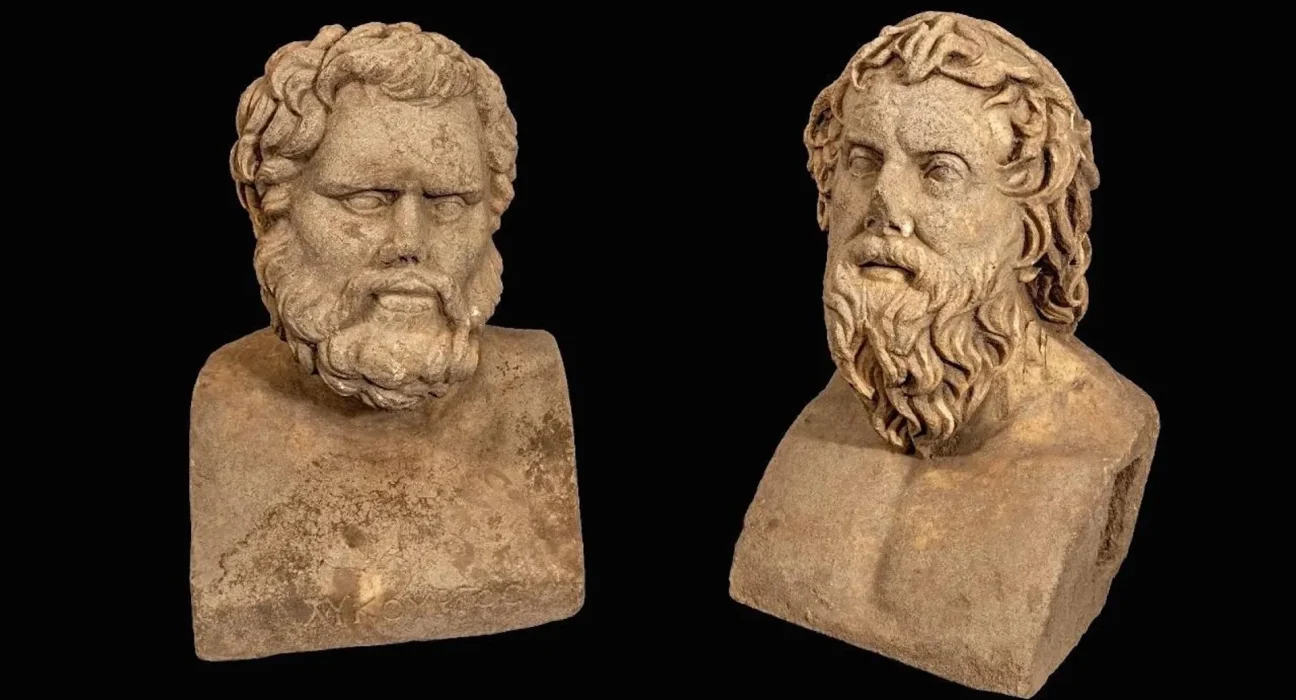 Des archéologues découvrent deux statues en marbre vieux de 1 700 ans cachées face contre terre dans un cuvage romain.