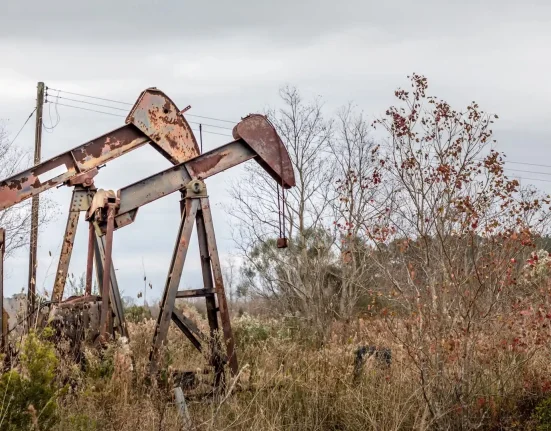 Des bactéries dans des puits de pétrole abandonnés pourraient produire des gaz nocifs jusqu'à 1 000 fois plus rapidement que prévu.