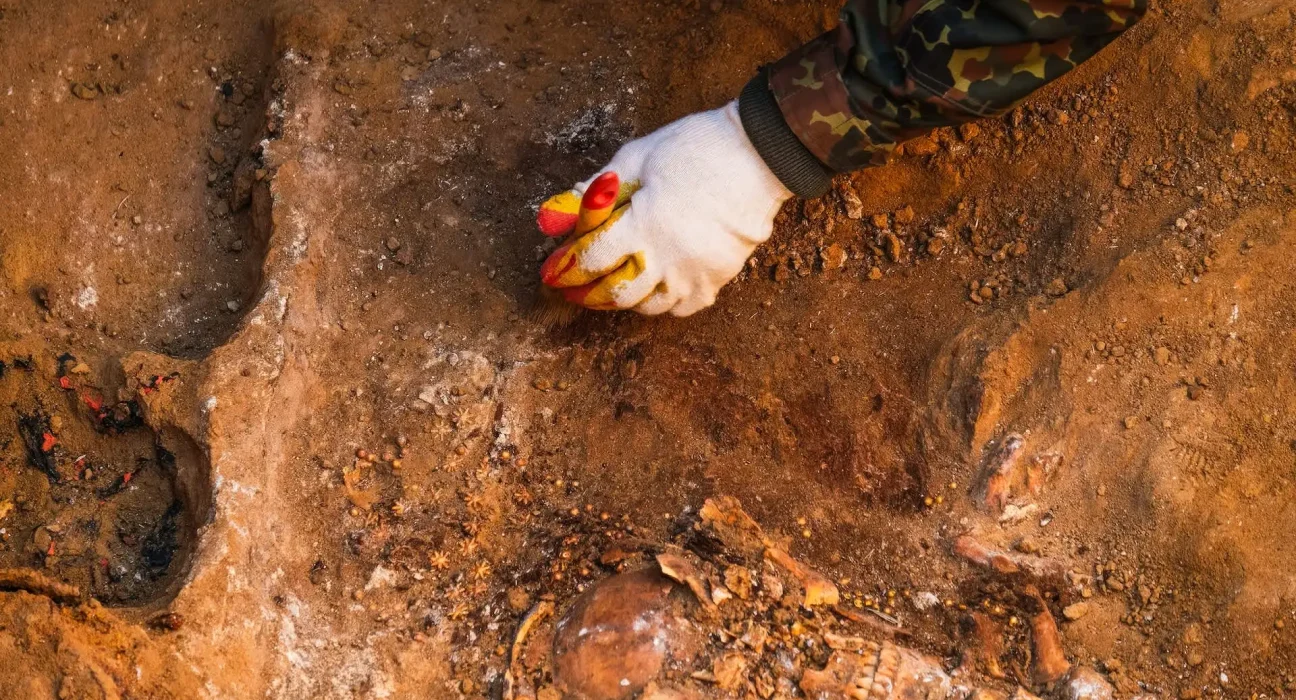 Des boucles d'oreilles plaquées or découvertes aux côtés d'un crâne millénaire témoignent des liens élitistes d'une femme sibérienne
