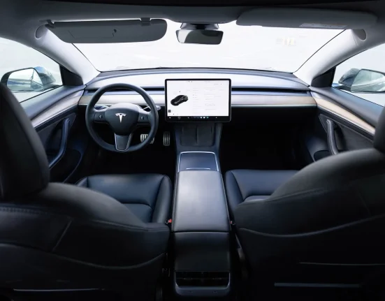 Des calculs défectueux amplifient les affirmations de sécurité de la conduite autonome complète de Tesla, selon Reuters.