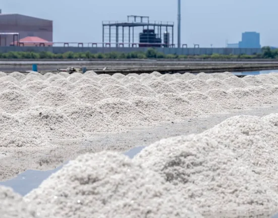 Des cellules sodium-ion rechargées en 15 minutes rivalisent avec les batteries Tesla.