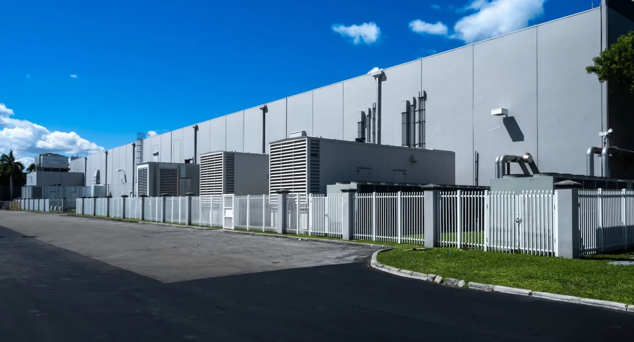 Des centaines de résidents se rassemblent pour contester un centre de données de 300 mégawatts, des préoccupations sur la valeur immobilière en jeu, le conseil reporte la décision.