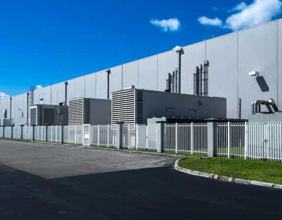 Des centaines de résidents se rassemblent pour contester un centre de données de 300 mégawatts, des préoccupations sur la valeur immobilière en jeu, le conseil reporte la décision.