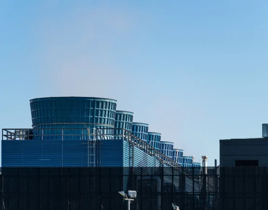 Des centres de données alimentés par l'IA poussent à des propositions de pipelines de méthane dans l'État de Washington et l'Oregon, selon un rapport.