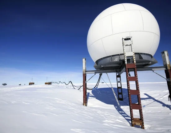 Des chercheurs dévoilent 500 séismes cachés sous l'Antarctique : un éclairage nouveau sur nos futurs.