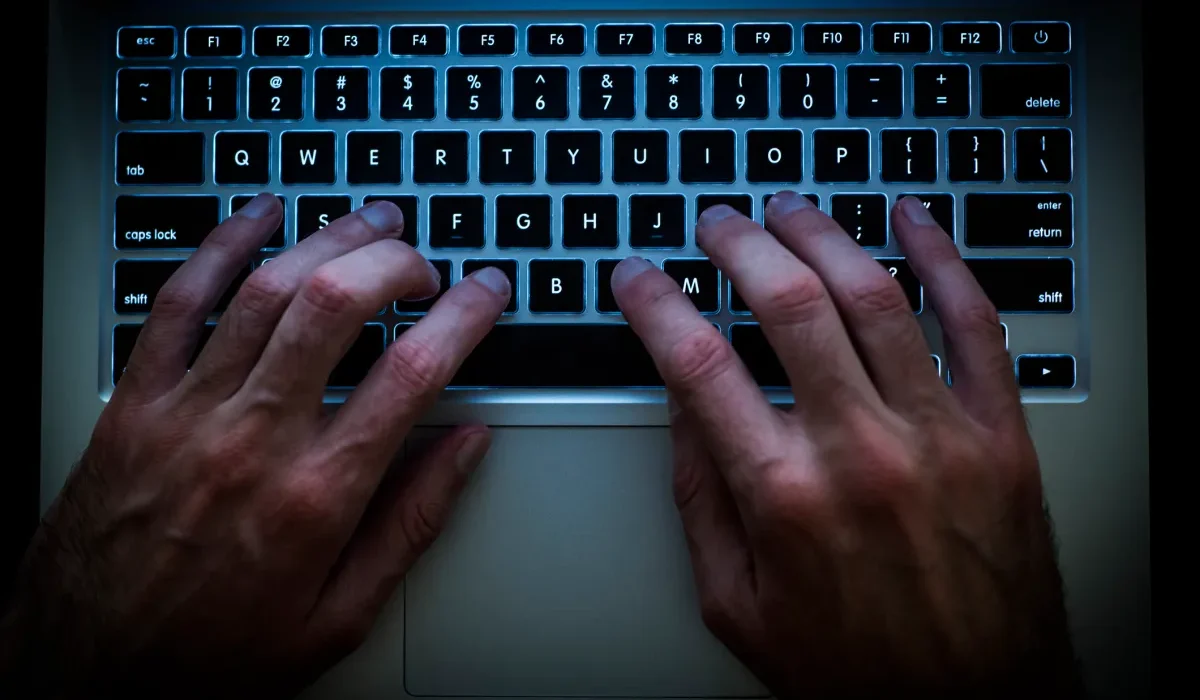 Des chercheurs exploitent l'IA pour éradiquer la haine en ligne.