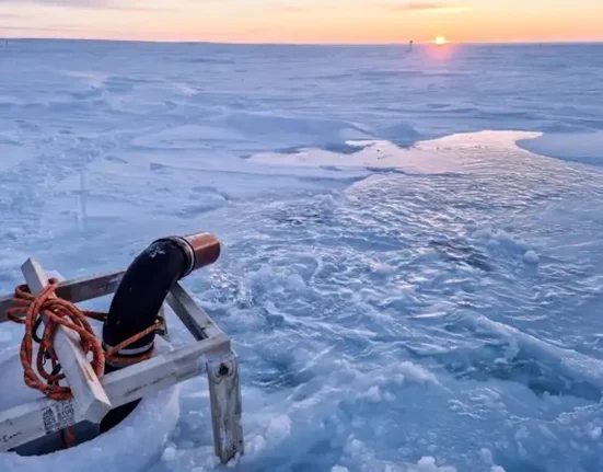 Des chercheurs injectent de l'eau de mer sur la glace arctique pour tenter de freiner sa disparition.