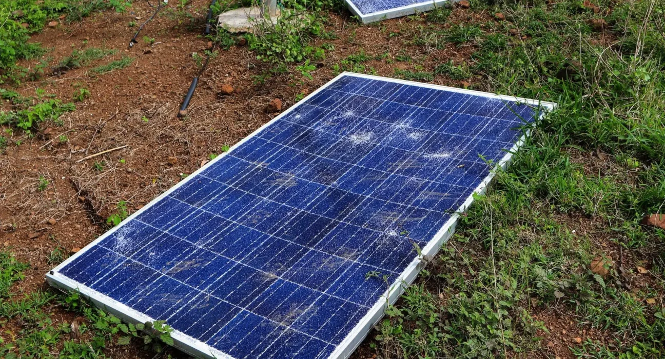 Des chercheurs résolvent un problème majeur des déchets solaires en transformant les anciens panneaux en verre flotté.