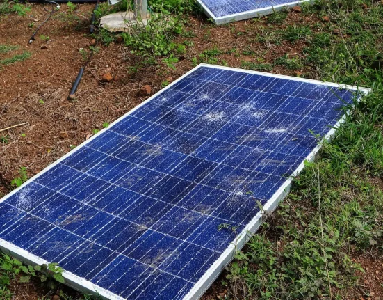 Des chercheurs résolvent un problème majeur des déchets solaires en transformant les anciens panneaux en verre flotté.