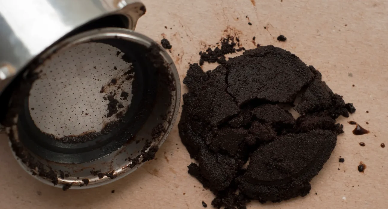 Des chercheurs sud-coréens transforment les résidus de café en combustible semblable au charbon en 90 secondes.