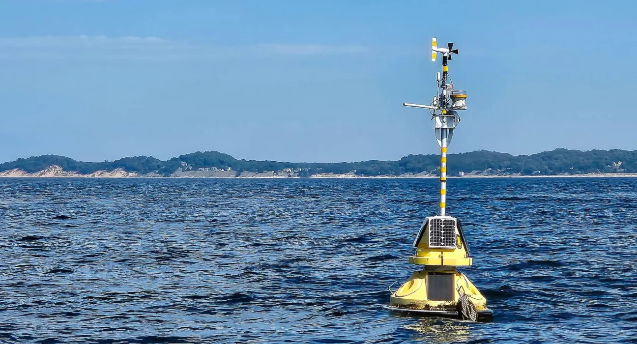 Des experts avertissent : les réductions de NOAA sous Trump menaceraient les données essentielles des Grands Lacs pour la météo, les vagues et la sécurité.