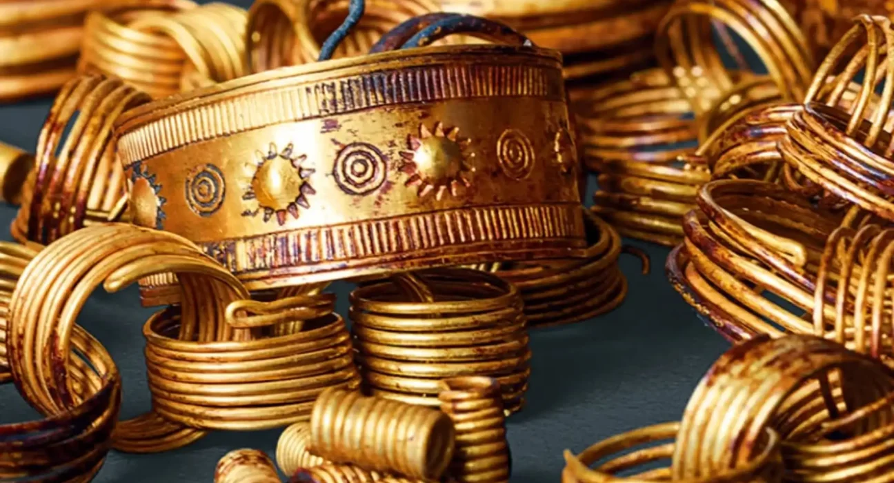 Des ouvriers du pipeline découvrent l’un des plus grands trésors d’or préhistoriques d’Europe, enfoui dans un sac en lin depuis 3 300 ans.