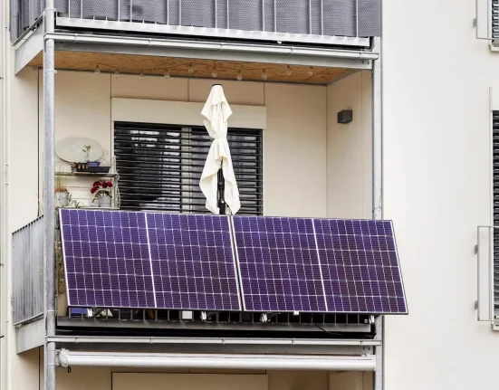Des panneaux solaires bientôt raccordables aux prises dans les appartements new-yorkais pour réduire les factures