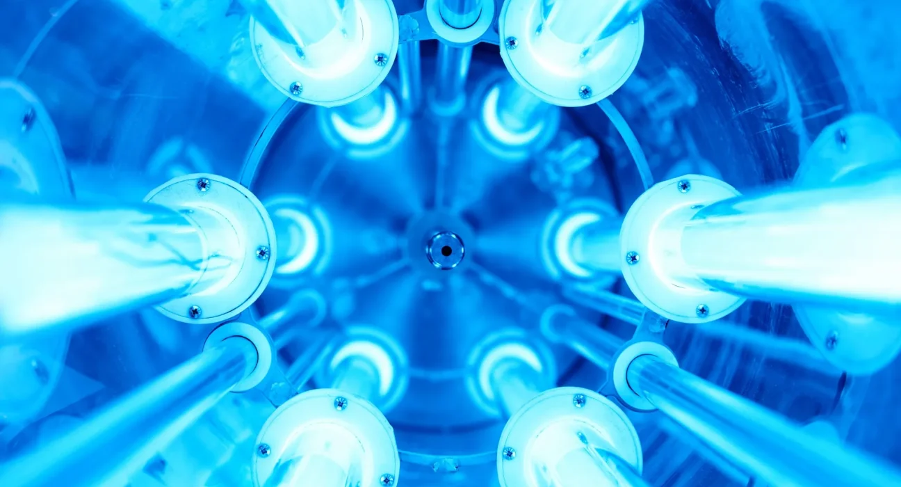 Des scientifiques ciblent les « produits chimiques éternels » avec une lumière UV intense, accompagnée d'eau pour les décomposer.
