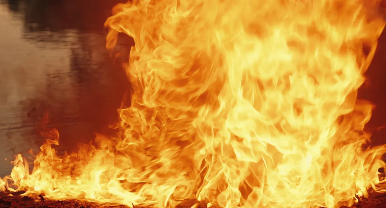 Des scientifiques conçoivent un « tornade de feu » géante pour nettoyer les marées noires plus rapidement et avec moins de fumée.