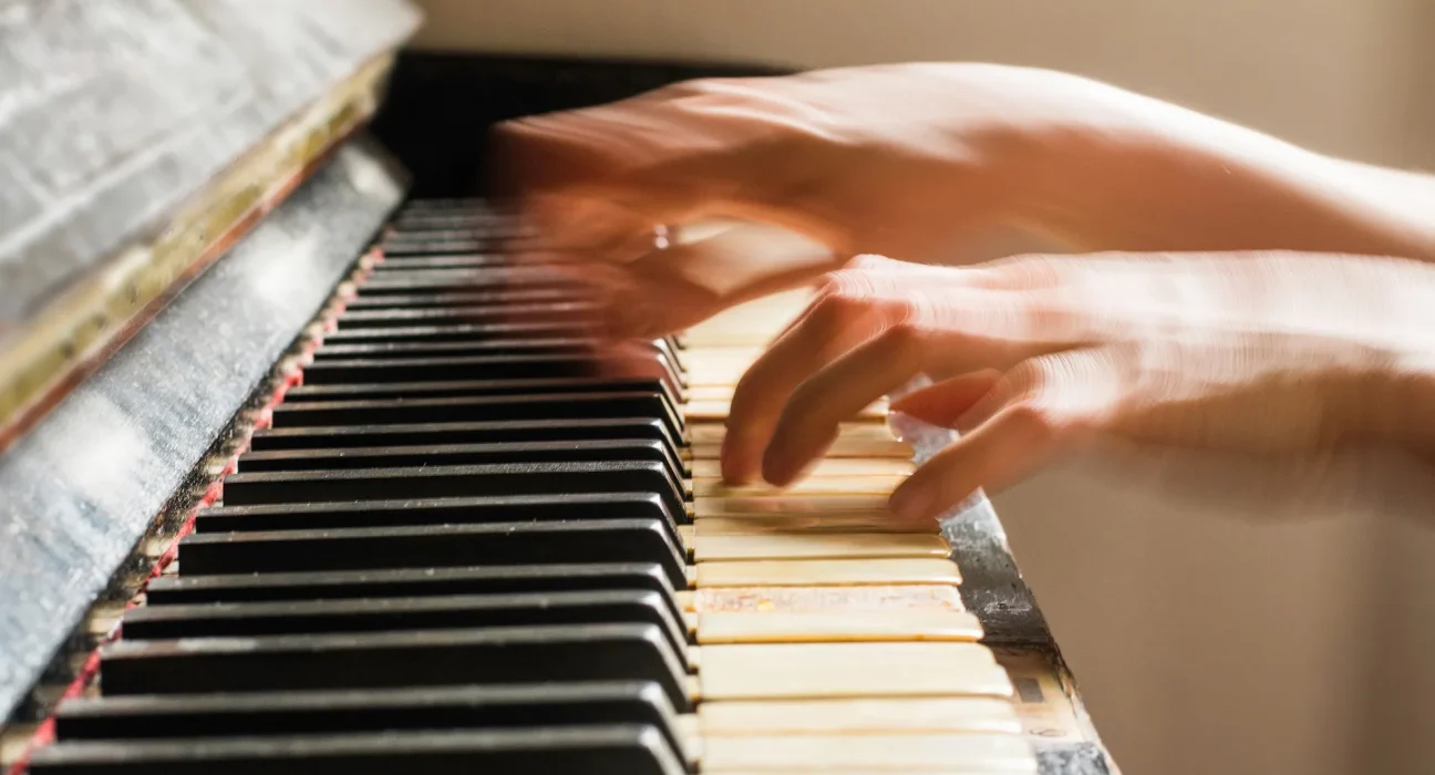 Des scientifiques dévoilent les mouvements secrets des pianistes capables de transformer le son du piano
