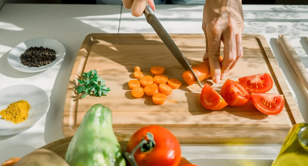 Des scientifiques révèlent qu'un changement alimentaire simple peut inverser l'âge biologique des personnes âgées en seulement 4 semaines.